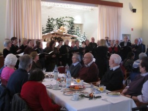 Chor singt bei der Weihnachtsfeier 