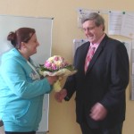 Herr Schmidt, Geschäftsführer des SeniorenZentrums gratuliert Frau Doreen Gegenwart