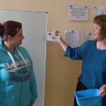 Frau Oesch, Schulleitung gratuliert Frau Doreen Gegenwart